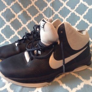 Women's Nike Air Visi Pro 6 basket shoes.